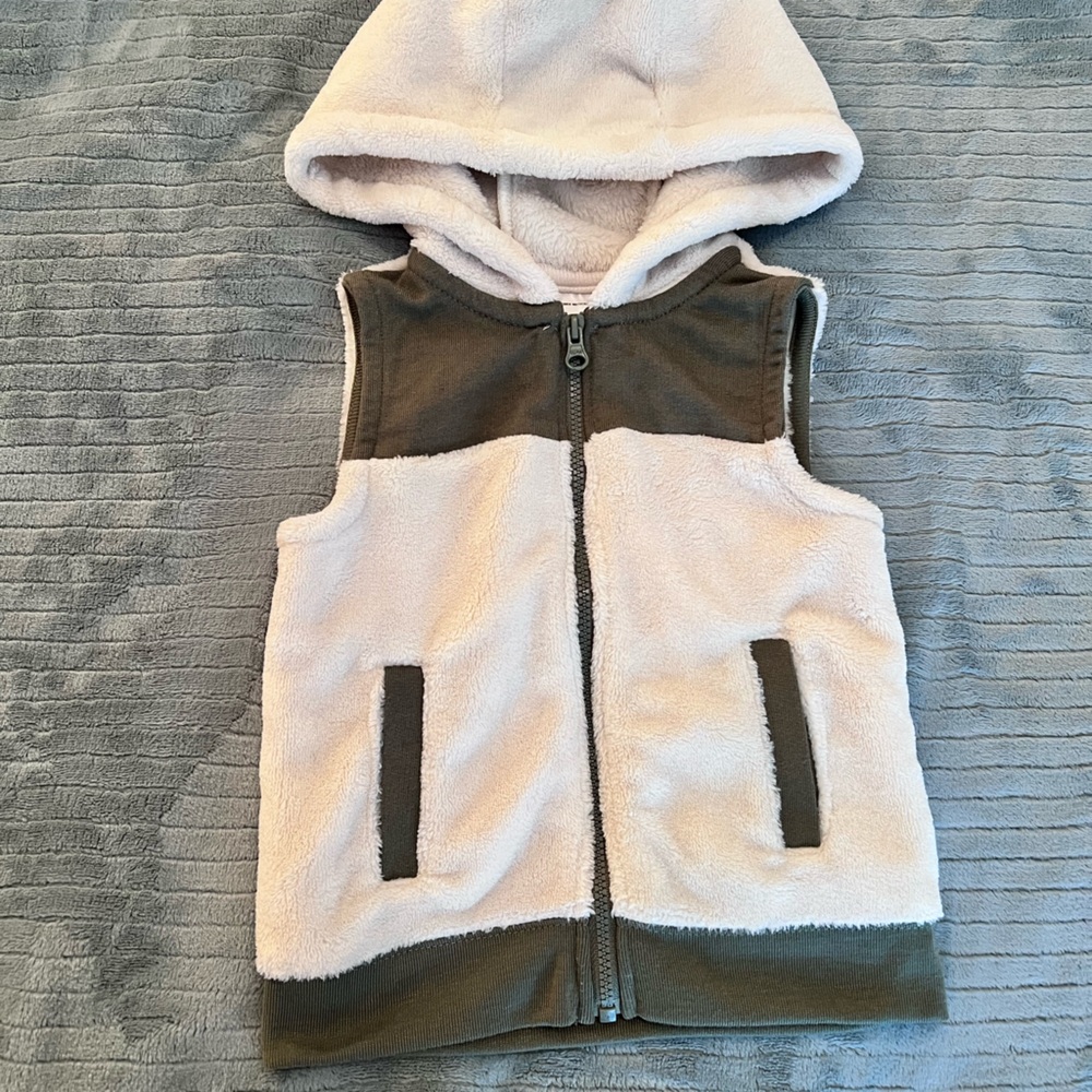 Carter’s Baby Boy / Toddler Boy Fleece Vest w/ Hood (18m)